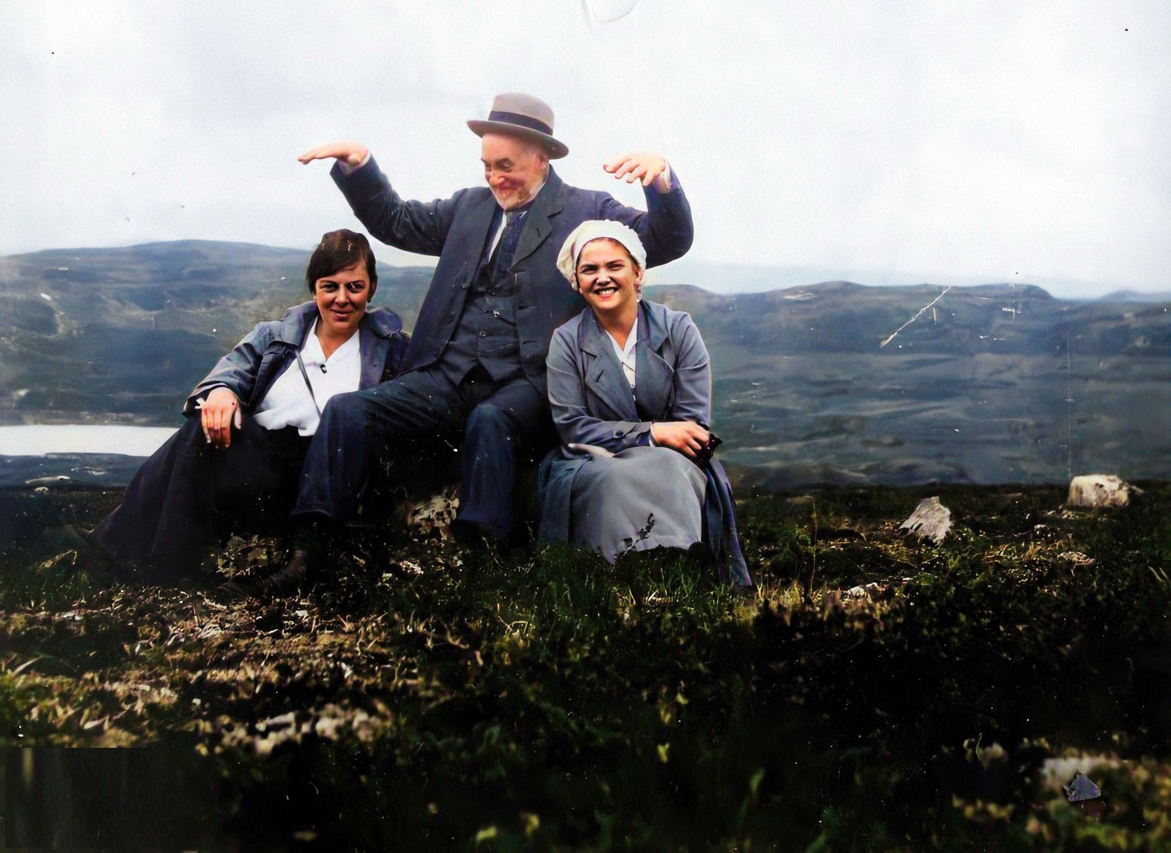 Gulborg Beyer, Paul Fredrik Skavlan og Sigrid Beyer Mowinckel Due paa snehogda 1918.